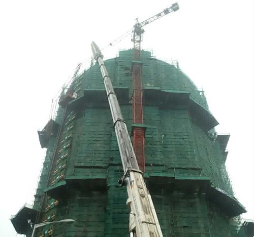 阳原吊车在工地上作业